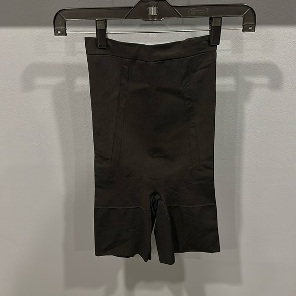 SPANXsculpt OnCore High-Waisted Mid-Thigh Short - Picture 2 of 7